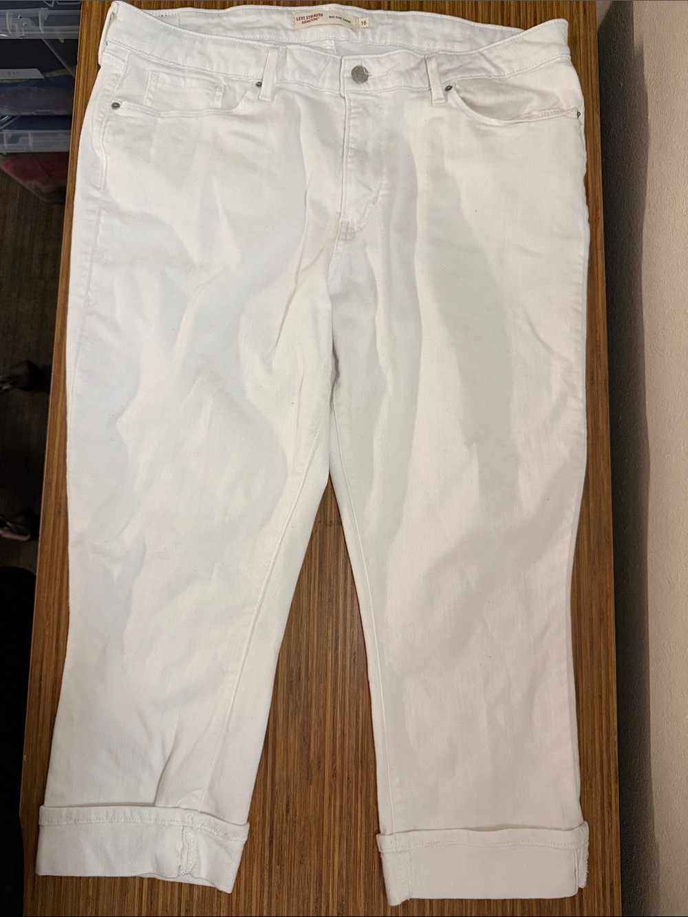 Levi's Women's White Mid Rise Capri Jeans B16